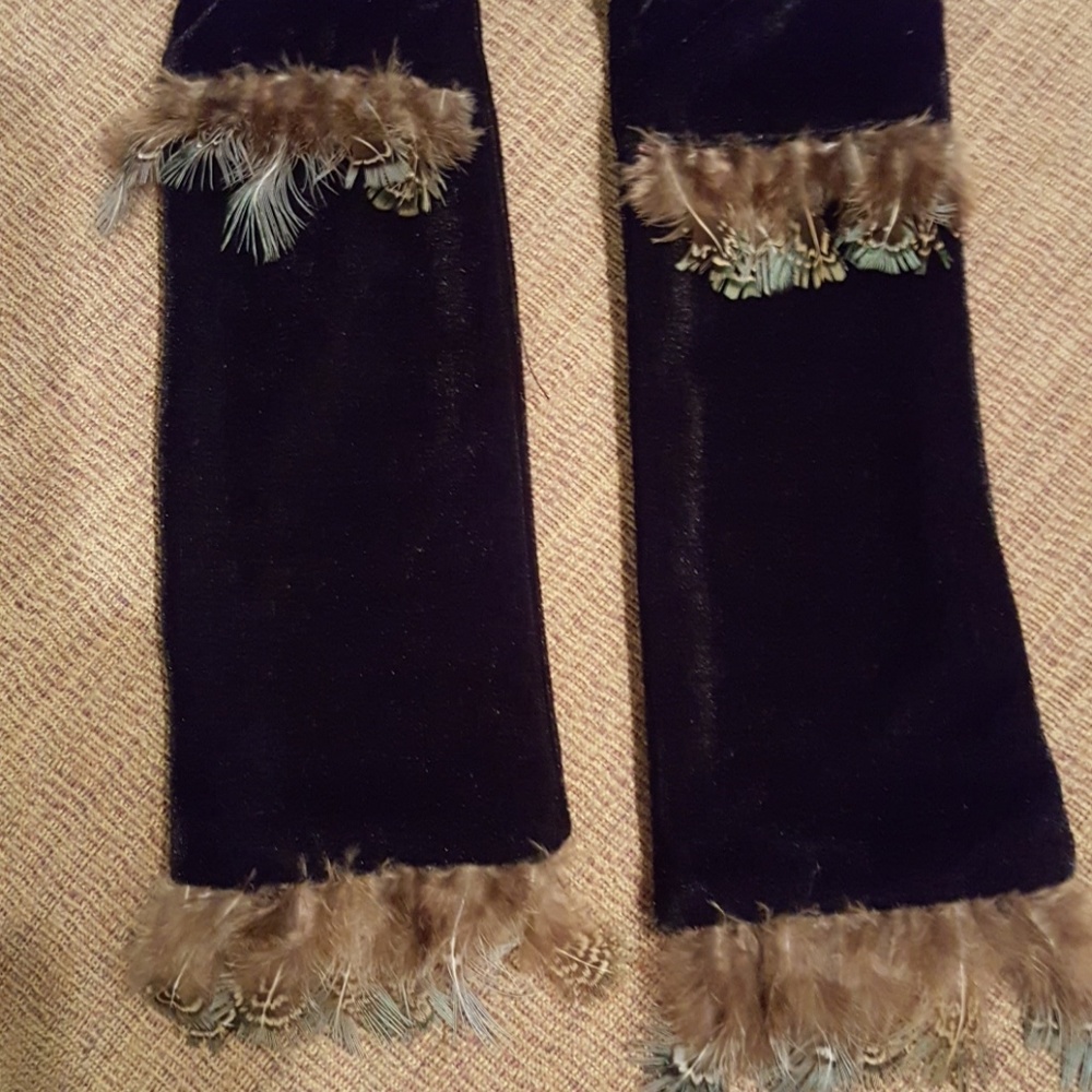 Velvet scarf with feathers.
